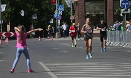 Bėgo ir su kostiumu, ir su vežimėliu