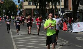 Bėgo ir su kostiumu, ir su vežimėliu