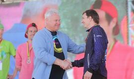 Bėgo ir su kostiumu, ir su vežimėliu