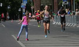 Bėgo ir su kostiumu, ir su vežimėliu