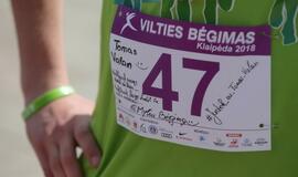 Bėgo ir su kostiumu, ir su vežimėliu