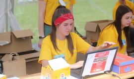 Bėgo ir su kostiumu, ir su vežimėliu