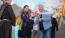 Bėgo ir su kostiumu, ir su vežimėliu