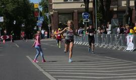 Bėgo ir su kostiumu, ir su vežimėliu