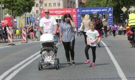 Bėgo ir su kostiumu, ir su vežimėliu