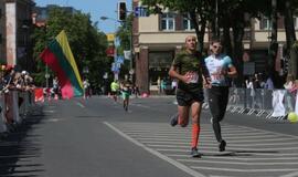 Bėgo ir su kostiumu, ir su vežimėliu