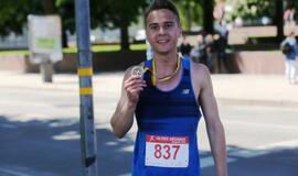 Bėgo ir su kostiumu, ir su vežimėliu