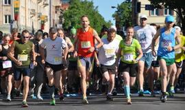 Bėgo ir su kostiumu, ir su vežimėliu