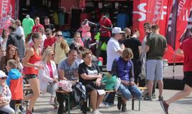 Bėgo ir su kostiumu, ir su vežimėliu