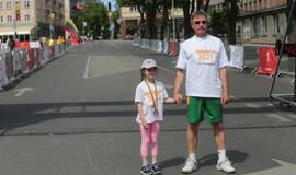 Bėgo ir su kostiumu, ir su vežimėliu