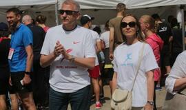 Bėgo ir su kostiumu, ir su vežimėliu