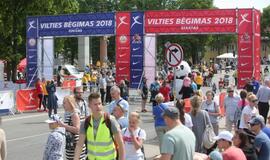 Bėgo ir su kostiumu, ir su vežimėliu