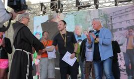 Bėgo ir su kostiumu, ir su vežimėliu