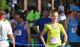 Bėgo ir su kostiumu, ir su vežimėliu