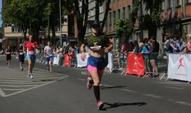 Bėgo ir su kostiumu, ir su vežimėliu