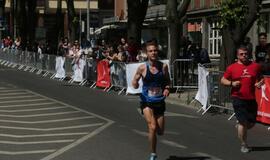 Bėgo ir su kostiumu, ir su vežimėliu