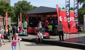 Bėgo ir su kostiumu, ir su vežimėliu