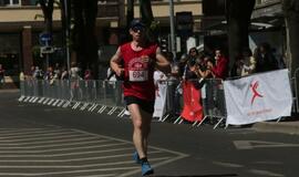 Bėgo ir su kostiumu, ir su vežimėliu