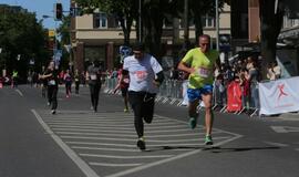 Bėgo ir su kostiumu, ir su vežimėliu