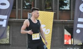 Bėgo ir su kostiumu, ir su vežimėliu