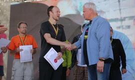 Bėgo ir su kostiumu, ir su vežimėliu