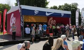 Bėgo ir su kostiumu, ir su vežimėliu