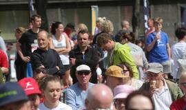 Bėgo ir su kostiumu, ir su vežimėliu