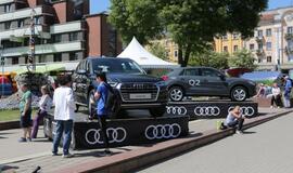 Bėgo ir su kostiumu, ir su vežimėliu