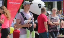 Bėgo ir su kostiumu, ir su vežimėliu