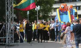 Bėgo ir su kostiumu, ir su vežimėliu