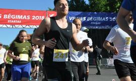 Bėgo ir su kostiumu, ir su vežimėliu