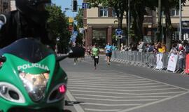 Bėgo ir su kostiumu, ir su vežimėliu