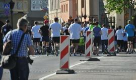 Bėgo ir su kostiumu, ir su vežimėliu