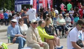 Bėgo ir su kostiumu, ir su vežimėliu