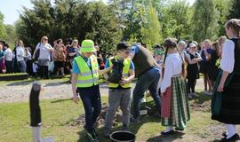 Lietuvos šimtmečiui - mokinių rankomis sodintas sodas