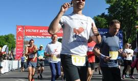 Bėgo ir su kostiumu, ir su vežimėliu