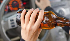 Parduotuvės aikštelėje - sunkiai girta vairuotoja