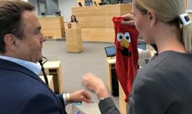 Petrui Gražuliui padovanojo vaikiškų rūbelių