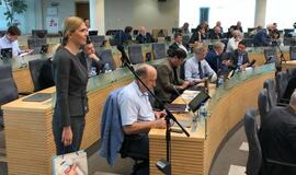 Petrui Gražuliui padovanojo vaikiškų rūbelių