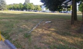 Ligoninės kieme senjoras daužė mašinas