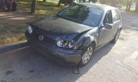 Ligoninės kieme senjoras daužė mašinas