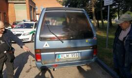 Ligoninės kieme senjoras daužė mašinas