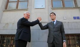 Atidengta prefektūros memorialinė lenta