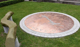 Bibliotekos kieme - suolelis I. Simonaitytei