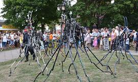 Miesto centre ganosi mechaninės būtybės