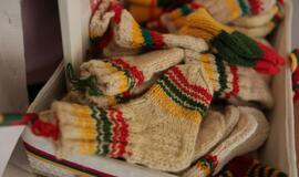 Mažyliams dovanojo tautiečių megztas kojinaites