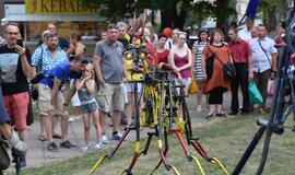 Miesto centre ganosi mechaninės būtybės