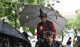 Miesto centre ganosi mechaninės būtybės