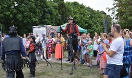 Miesto centre ganosi mechaninės būtybės