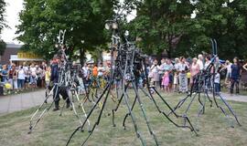 Miesto centre ganosi mechaninės būtybės